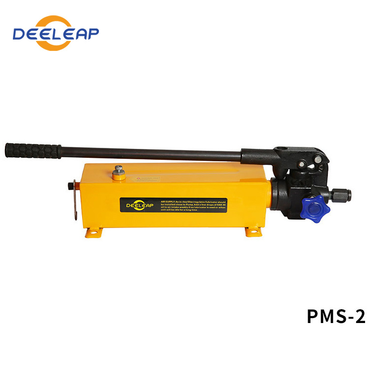 Single acting manual hydraulic pump