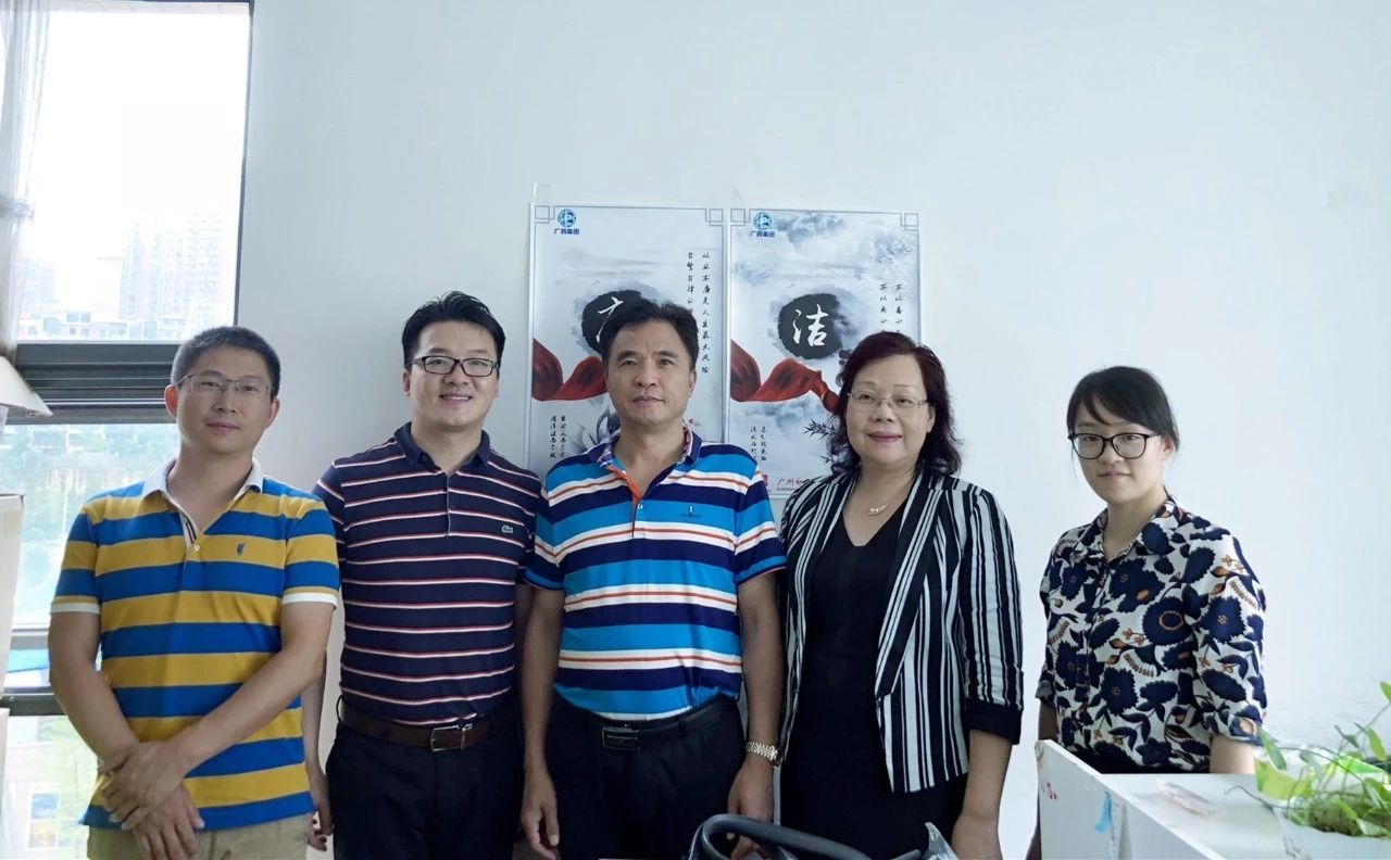 在办事处“廉”“洁”海报前合影