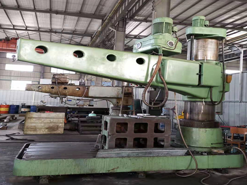 Radial drilling machine