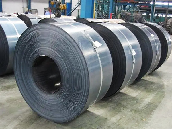 What is the difference between carbon steel and stainless steel