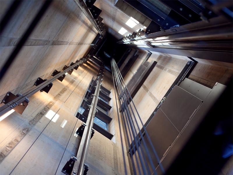 如何確保鋼絲繩電梯的安全運行？多條鋼絲繩協同工作！