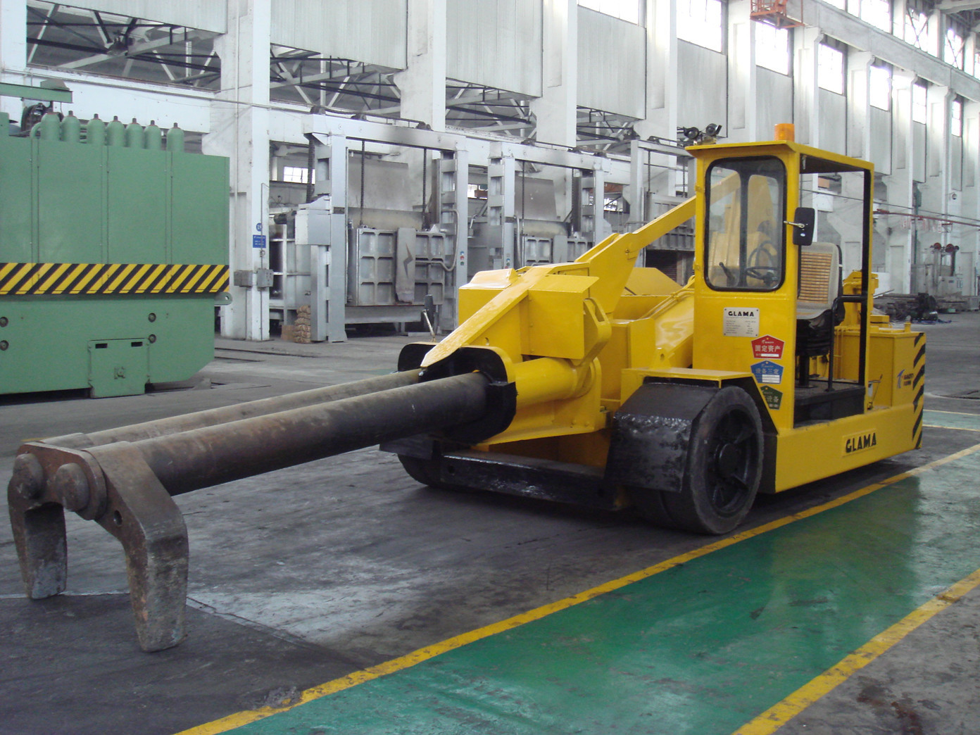 Self driving loading and discharging machine