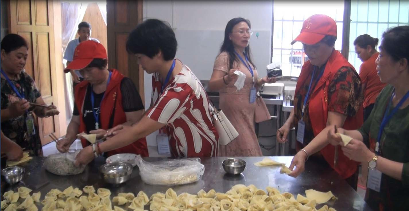 宝泉健康玉家居金沙店罗倩等为疗养医院老人分煮水饺