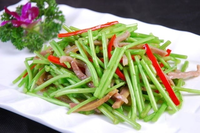 藜蒿炒腊肉，是一道著名的江西名菜，是十大赣菜之一。藜蒿主要产自中国最大的淡水湖鄱阳湖沿岸一带，腊肉是由怪石岭的土鸡、土鸭、土猪肉等风干自制而成。当藜蒿碰上腊肉，便擦出“脆嫩爽口，醇香柔润”的火花。咸香柔软的腊肉，配上藜蒿独特的淡香，吃上一口，唇齿生香，回味无穷。