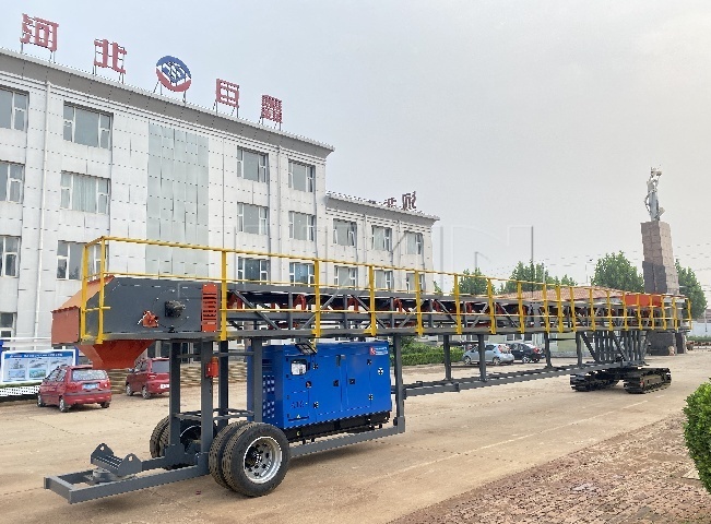Radial stacker conveyor