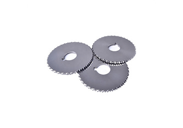 Solid carbide saw blade with teeth