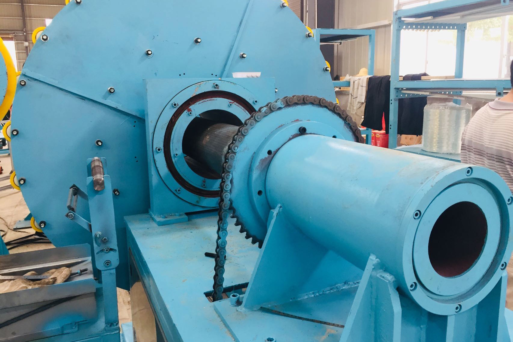 On-line continuous extrusion sand layer FRP pipe production line