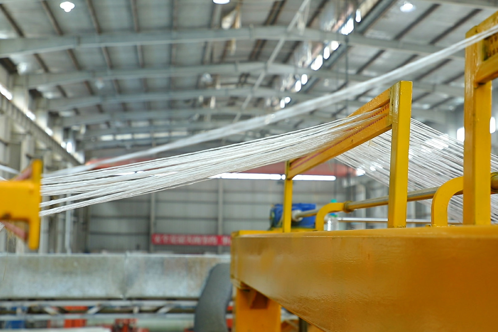 Intelligent control composite grid automatic cloth yarn machine