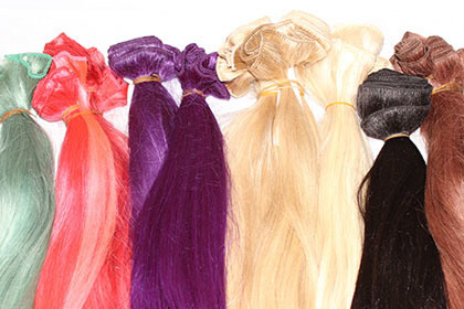 What are the methods for selecting wigs?