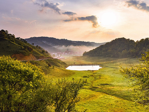 陜西隴縣關(guān)山草原旅游風(fēng)景區(qū)--中國立體草原東方愛蒙塔爾