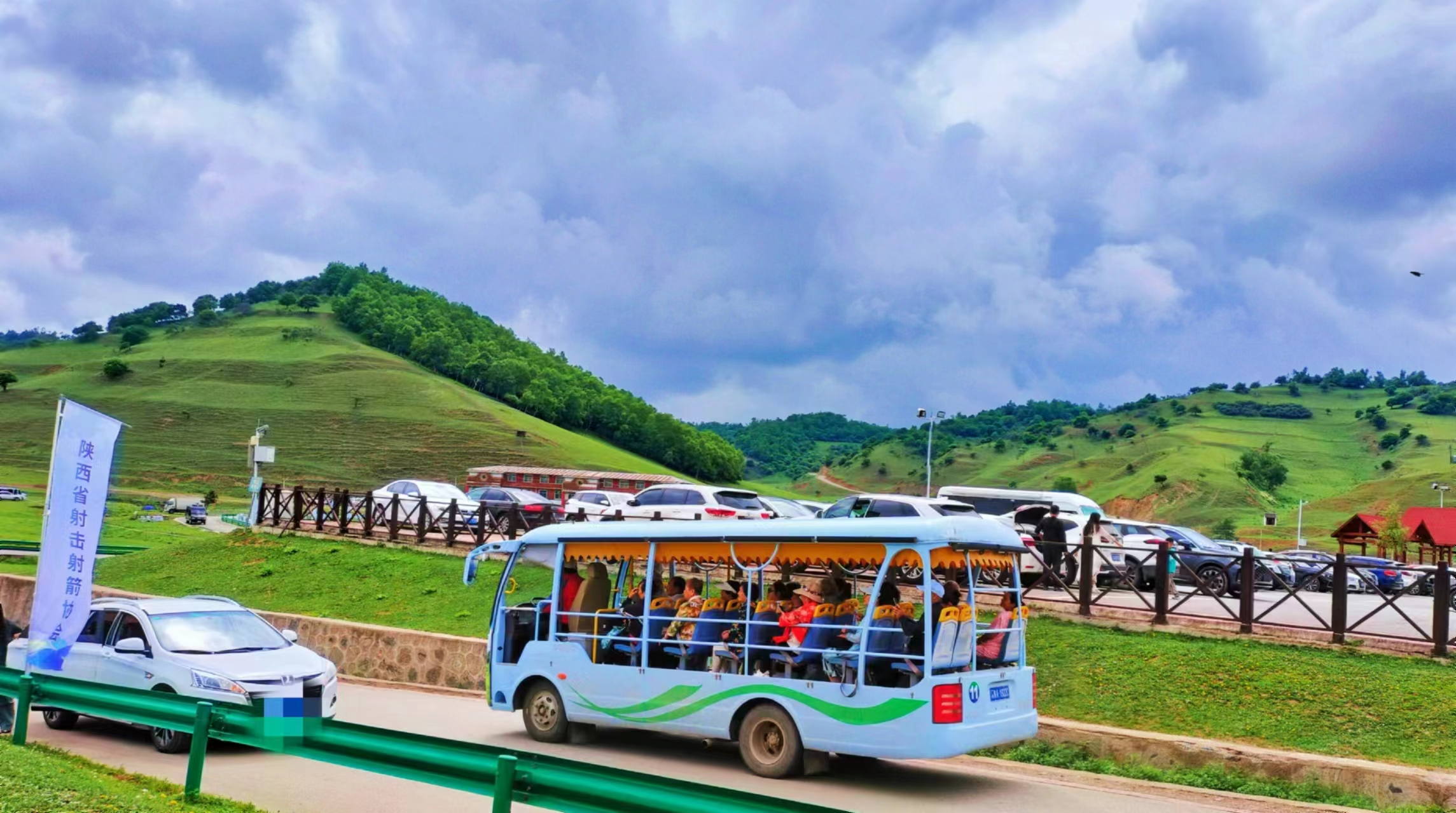 乘坐關(guān)山草原觀光車(chē)，沉浸式體驗(yàn)草原深度游！