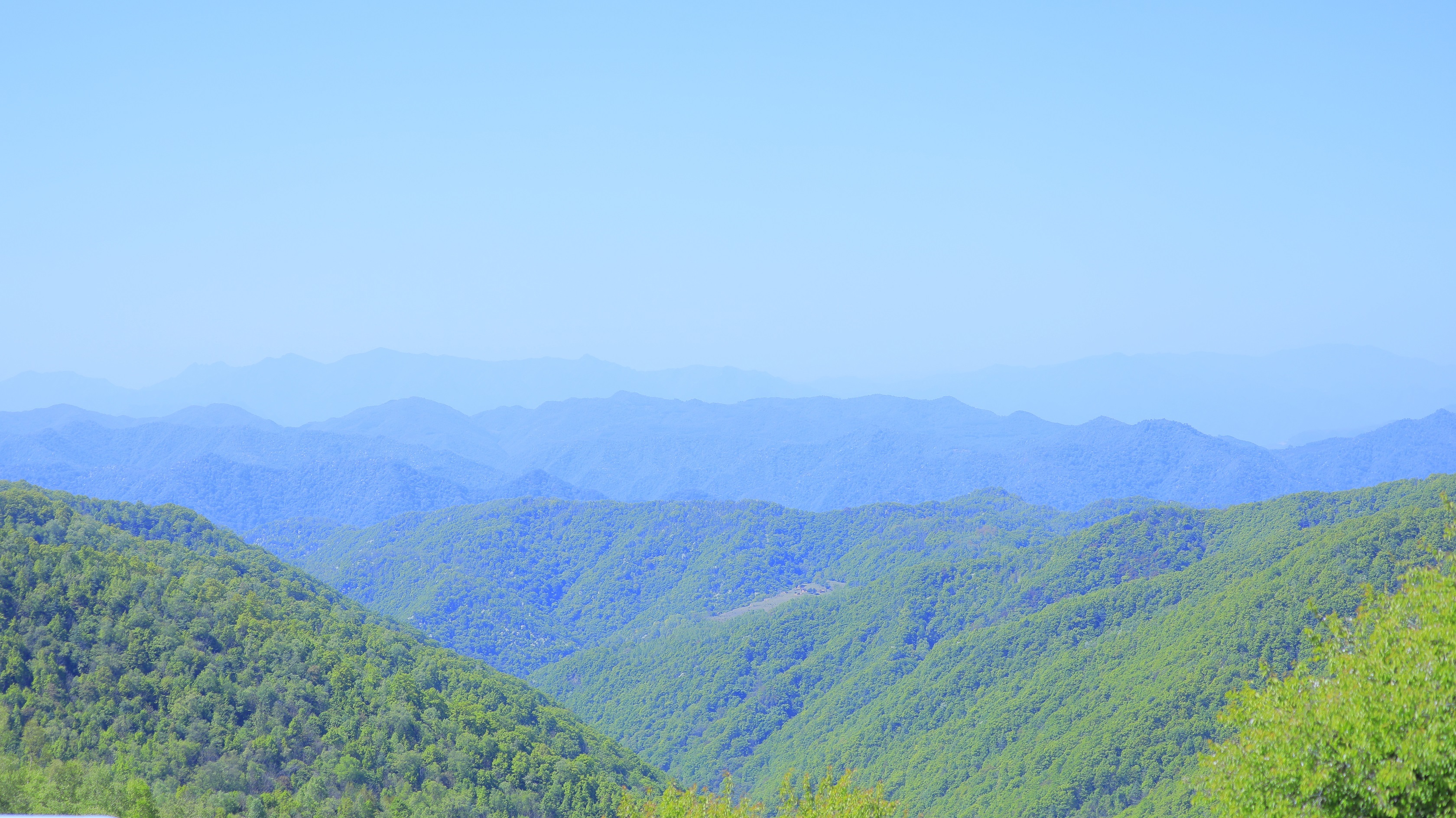 鑼鼓震天迎游客，暢游關(guān)山樂逍遙