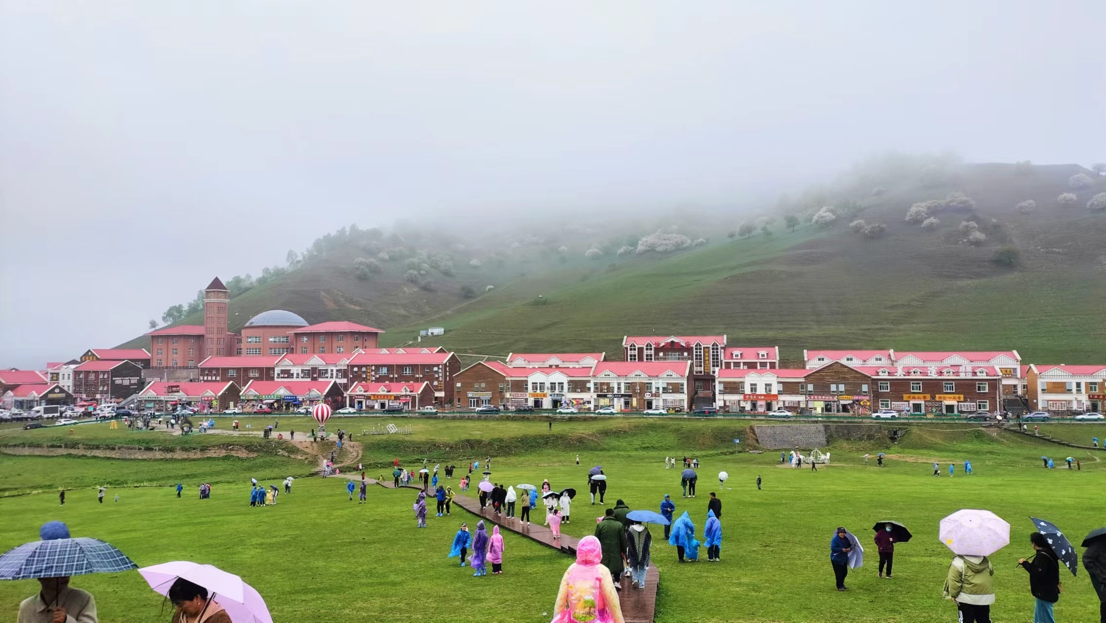 假期第二天，關(guān)山草原景區(qū)旅游場面“火熱”秩序井然