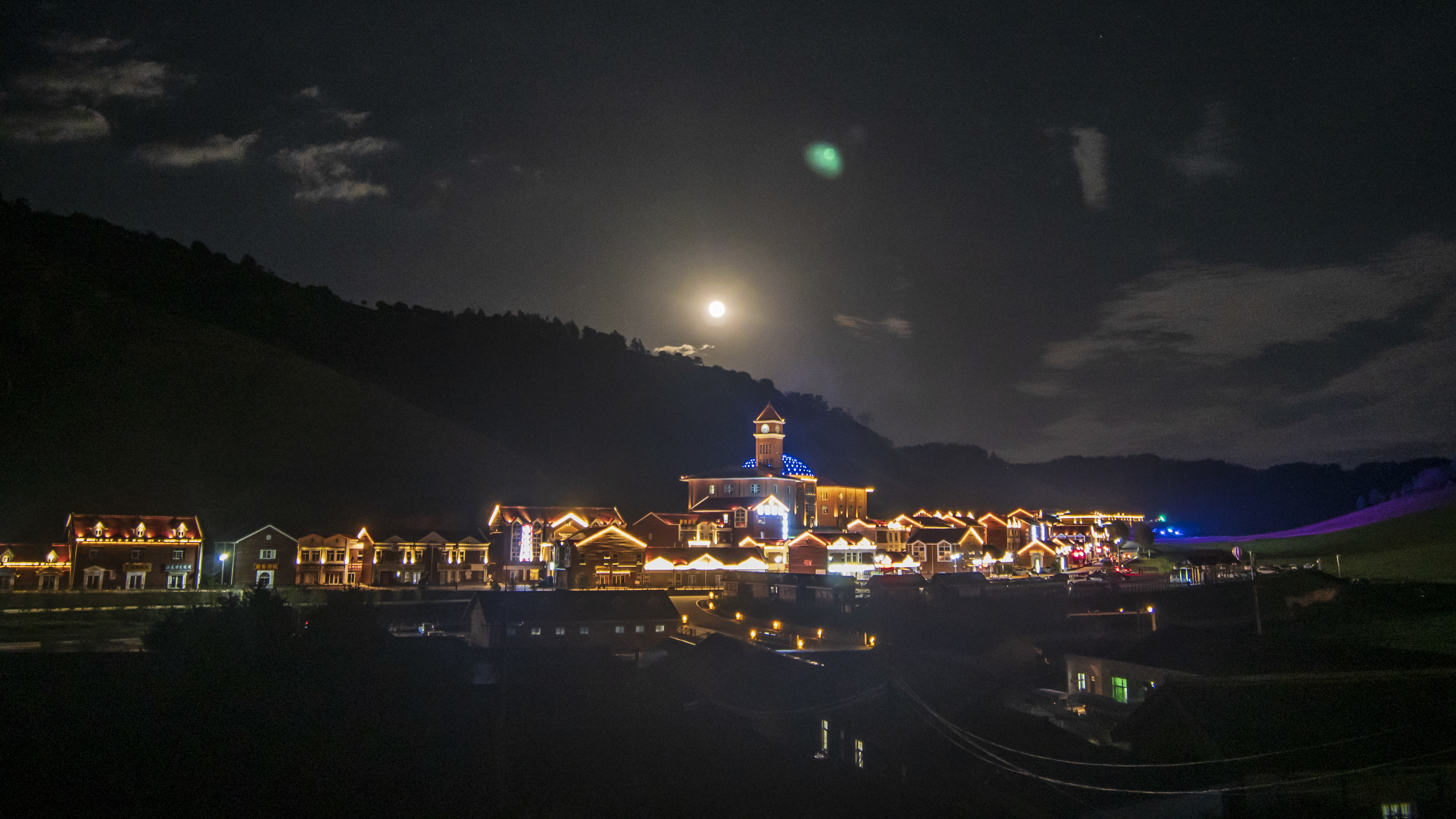 月圓人團(tuán)圓，中秋闔家歡——關(guān)山草原景區(qū)祝大家中秋節(jié)快樂(lè)！