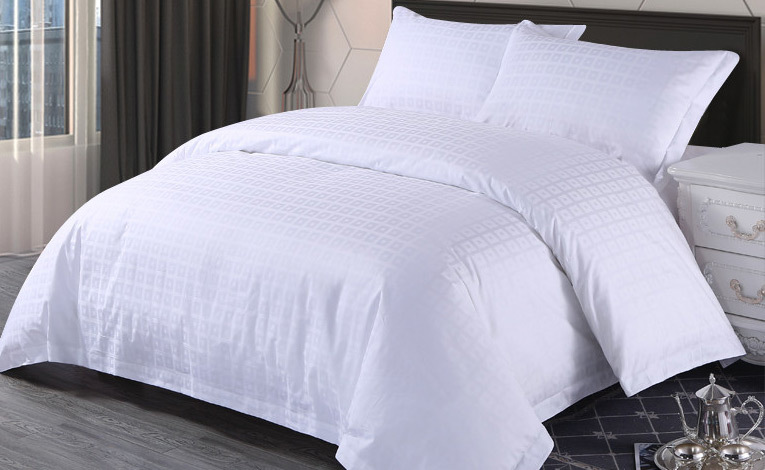 What are the characteristics of hotel bedding