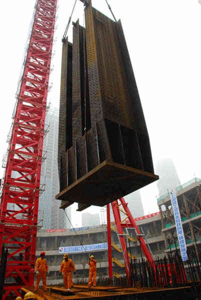 2010年4月20日主楼吊装首根钢柱 2010年4月20日主楼吊装首根钢柱