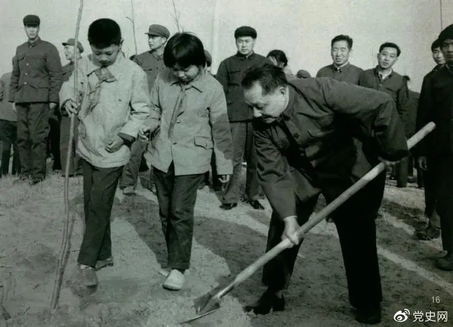 1979年3月12日，鄧小平到北京大興縣龐各莊參加植樹活動。