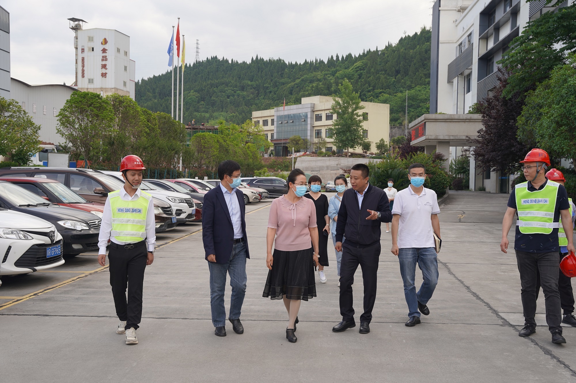嘉陵區(qū)政協(xié)主席白青云到我司視察參觀，董事長任韶楓熱情介紹公司發(fā)展情況