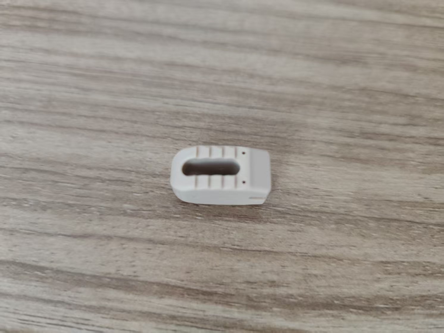 良友机械｜高端医用塑料制品进行高压水去除表面和内孔的毛刺披锋。