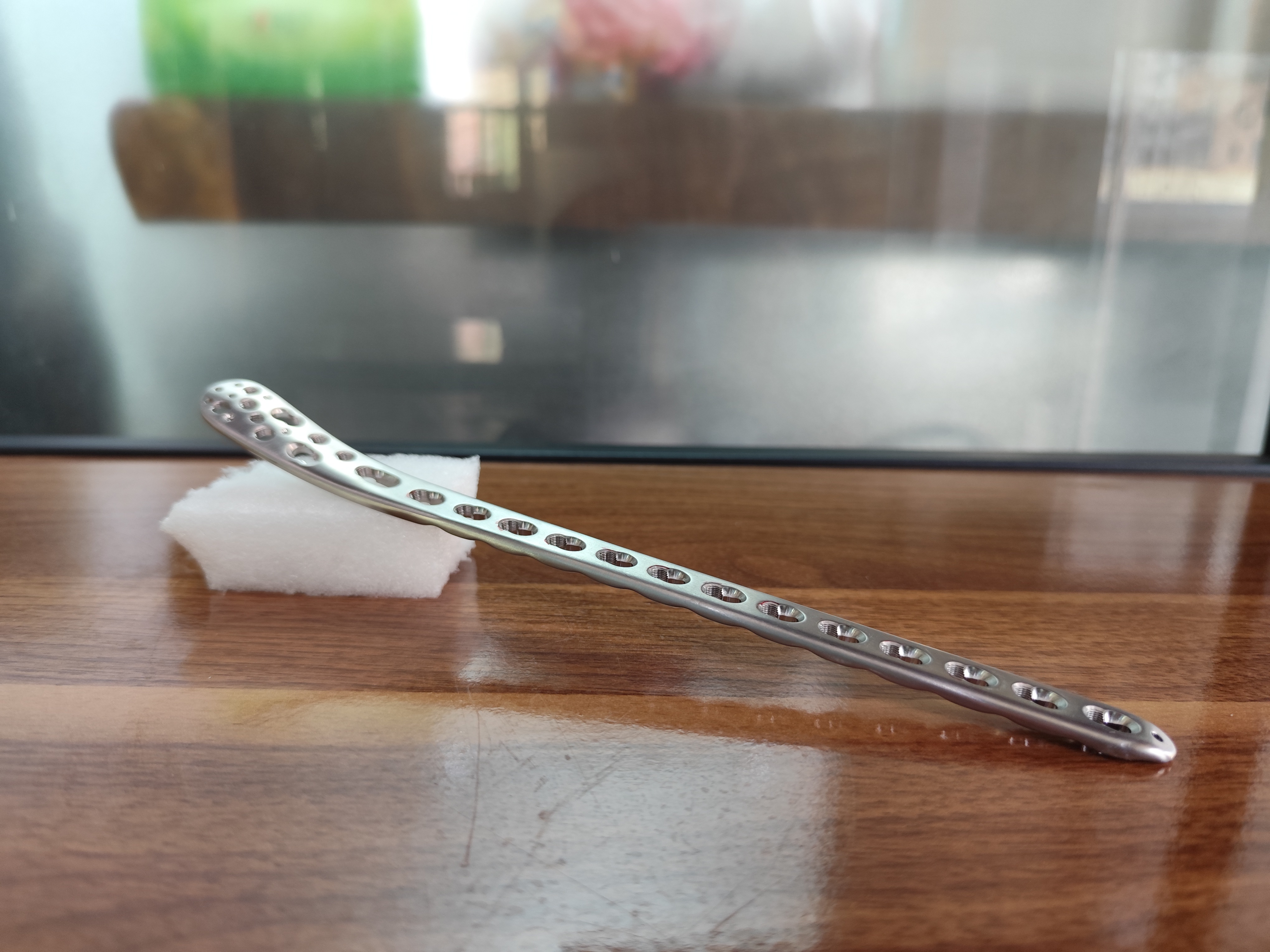 良友机械｜高端医用精密钛合金零件进行高压水去除表面及内孔毛刺。