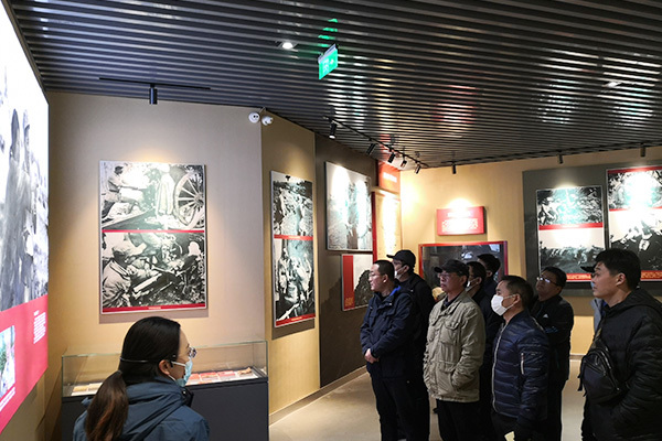 2020年公司党支部组织党员孟良崮战役纪念馆参观学习，恰逢大雪。