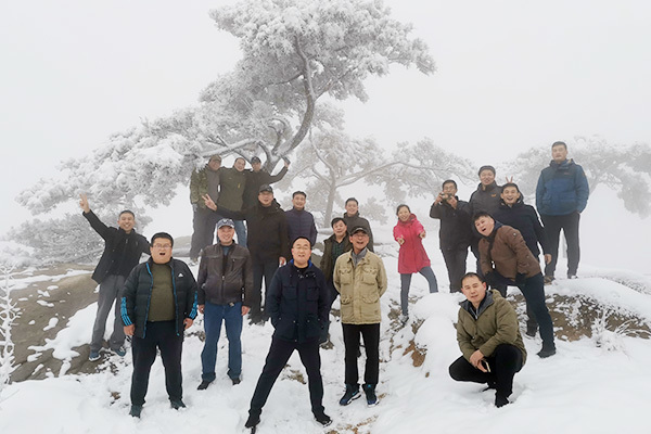 2020年公司党支部组织党员孟良崮战役纪念馆参观学习，恰逢大雪。