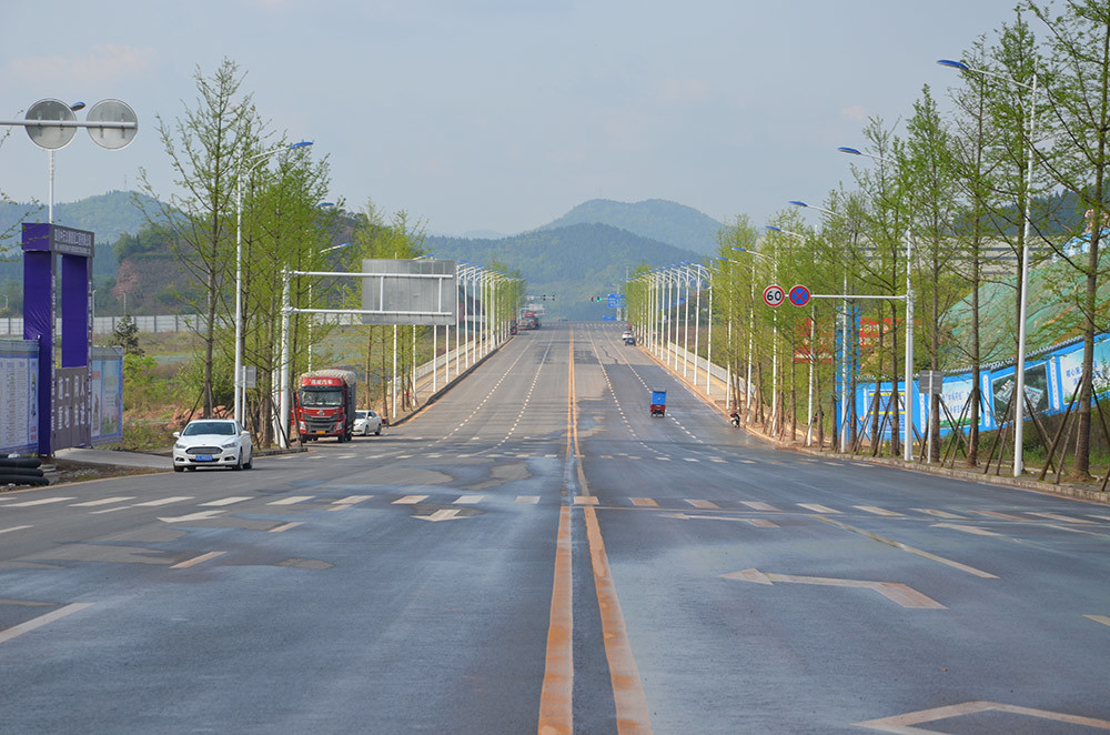 达州新型材料:玄武岩沥青短切纱投入经开区经开大道沥青路面铺设