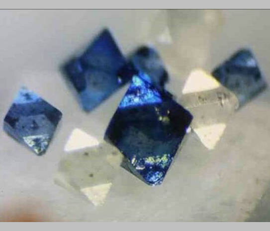 HPHT恒温法合成蓝色小钻石原石