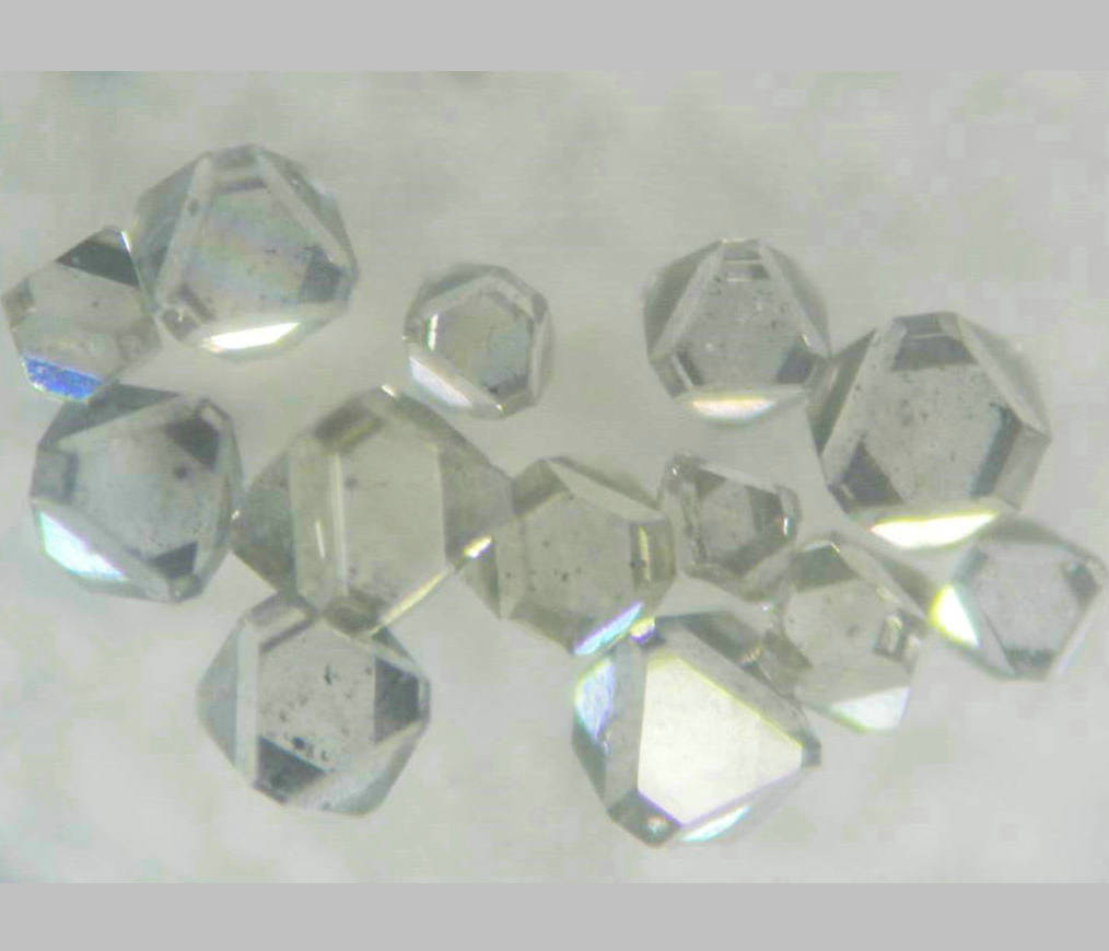 HPHT恒温法合成白色小钻石原石