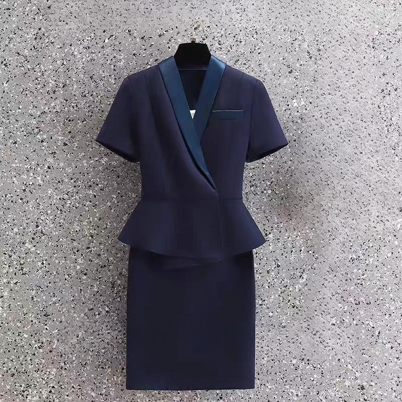 Traje de dos piezas de manga corta con cuello a medida
