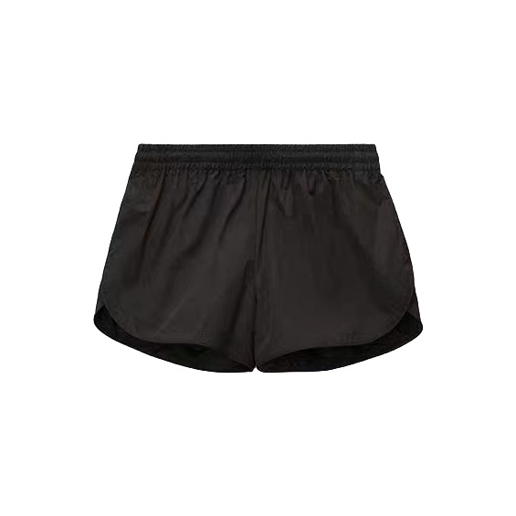 Las mujeres que hacen punto los pantalones cortos