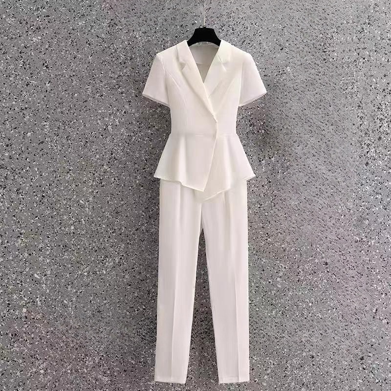 Traje de dos piezas de manga corta con cuello a medida