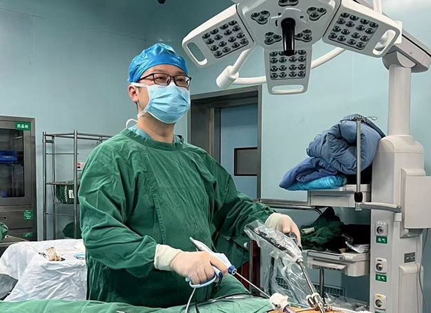 普外二病区成功开展胸腔镜与剑突下三孔入路手术