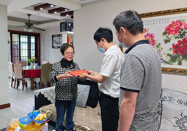 慰问老党员江燕.jpg