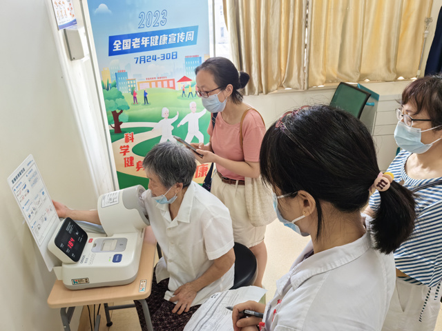 宜都市人民医院开展老年健康宣传周活动