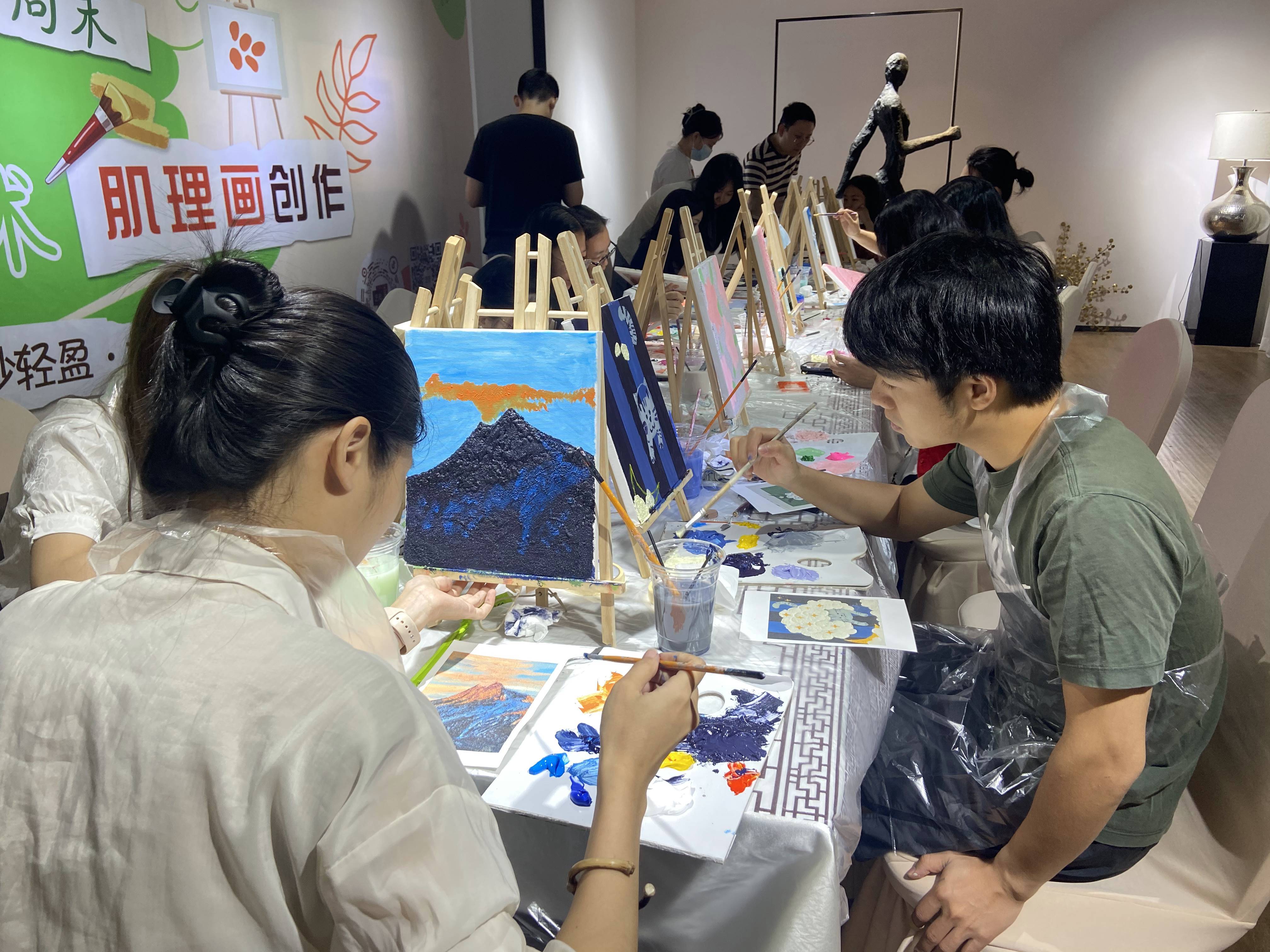 艺茂中心“落砂轻盈 妙笔生花” 肌理画创作活动精彩回顾