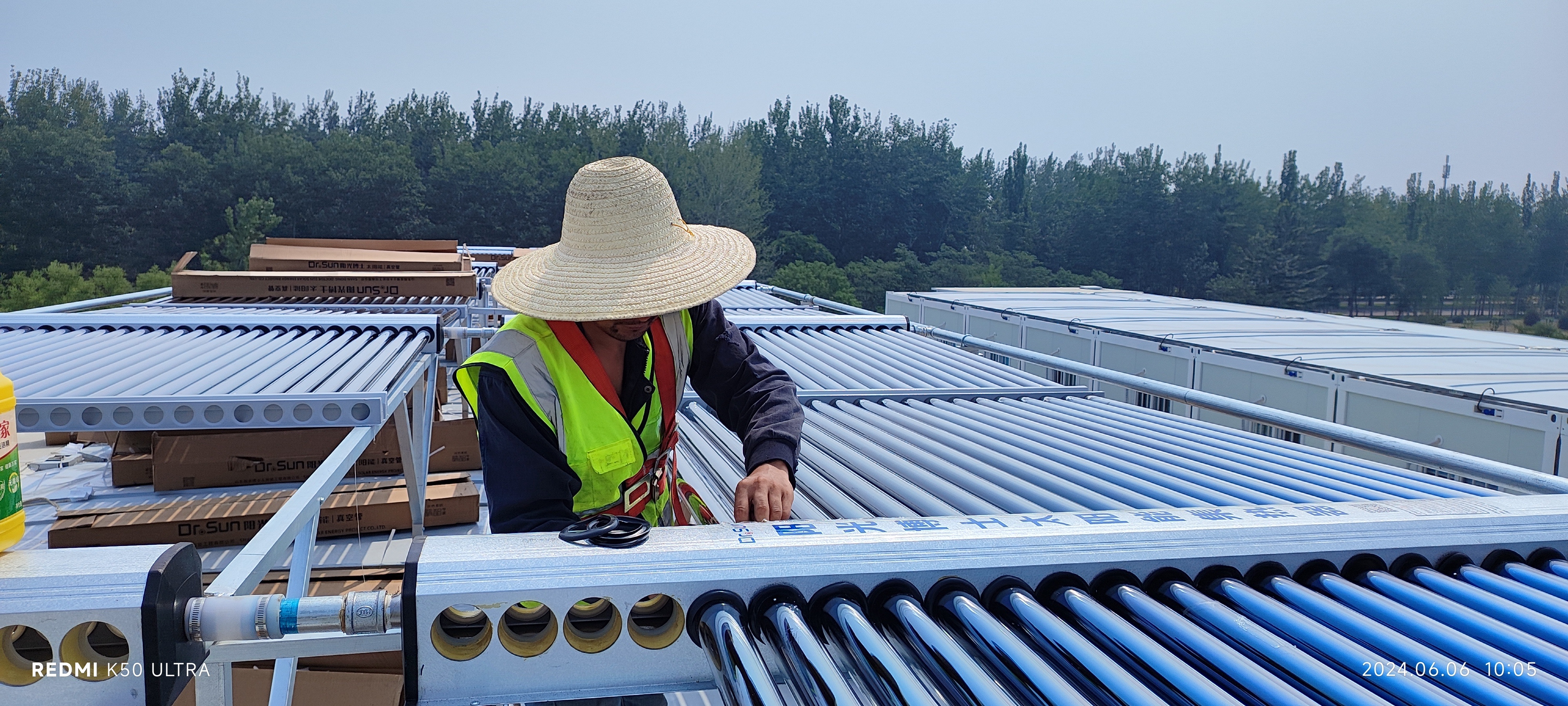 海淀區(qū)蘇家坨回遷房項(xiàng)目部太陽能熱水工程緊張施工中