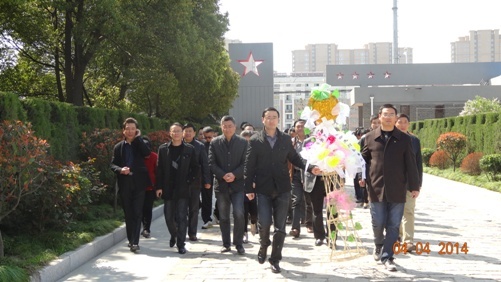 我院党团员代表一行四十余人来到市烈士陵园敬献花圈
