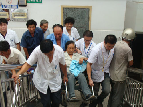 夏日炎炎似火烧 义务助诊情更高　　