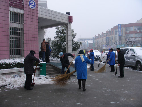 清理道路积雪　保障病人安全