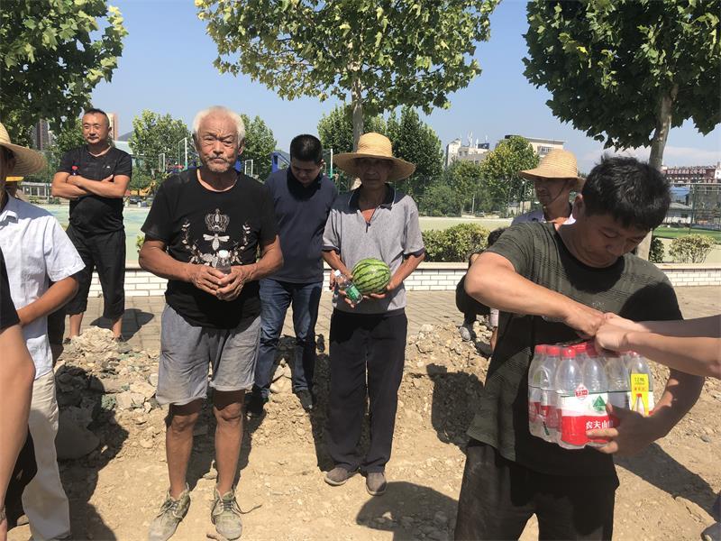 高溫慰問送清涼，情系一線暖人心