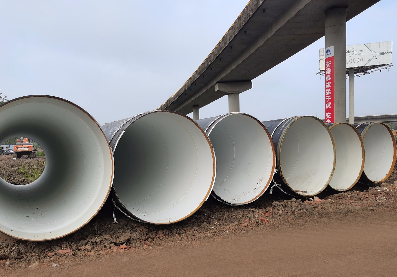 Le double tube en acier DN2200 du projet de dérivation et de relocalisation de l'eau du fleuve Yangtsé a traversé avec succès l'autoroute le long du fleuve