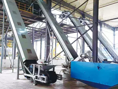 Large angle belt conveyor