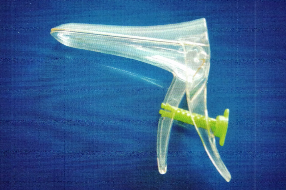 Vaginal speculum with comfortablescrew