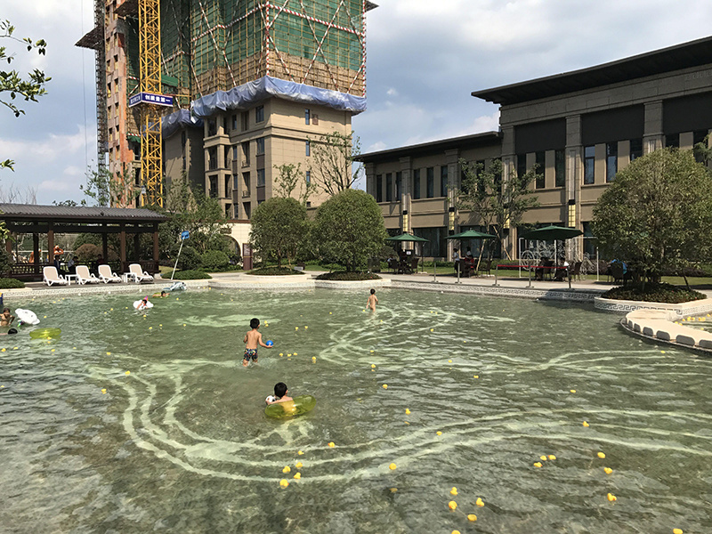 东投·太阳城中心泳池开放“水上嘉年华”狂欢过盛夏
