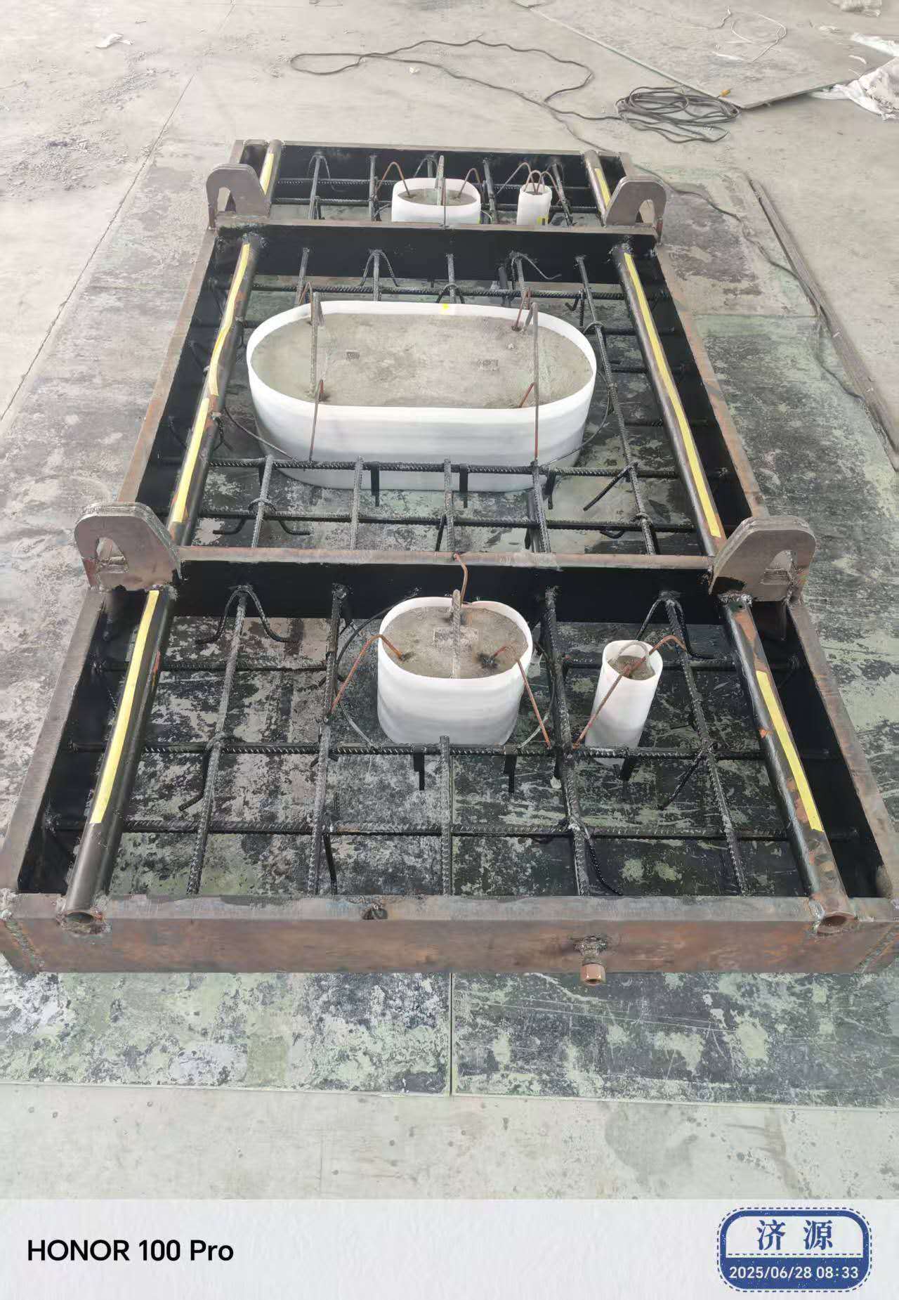 湖北中耐总经理王延强与总工张为民赴济源熔鑫高温指导微孔莫来石中间包包盖浇注料施工