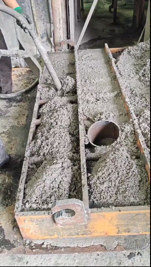 中耐新材发布微孔轻质莫来石均化料中间包浇注料施工视频