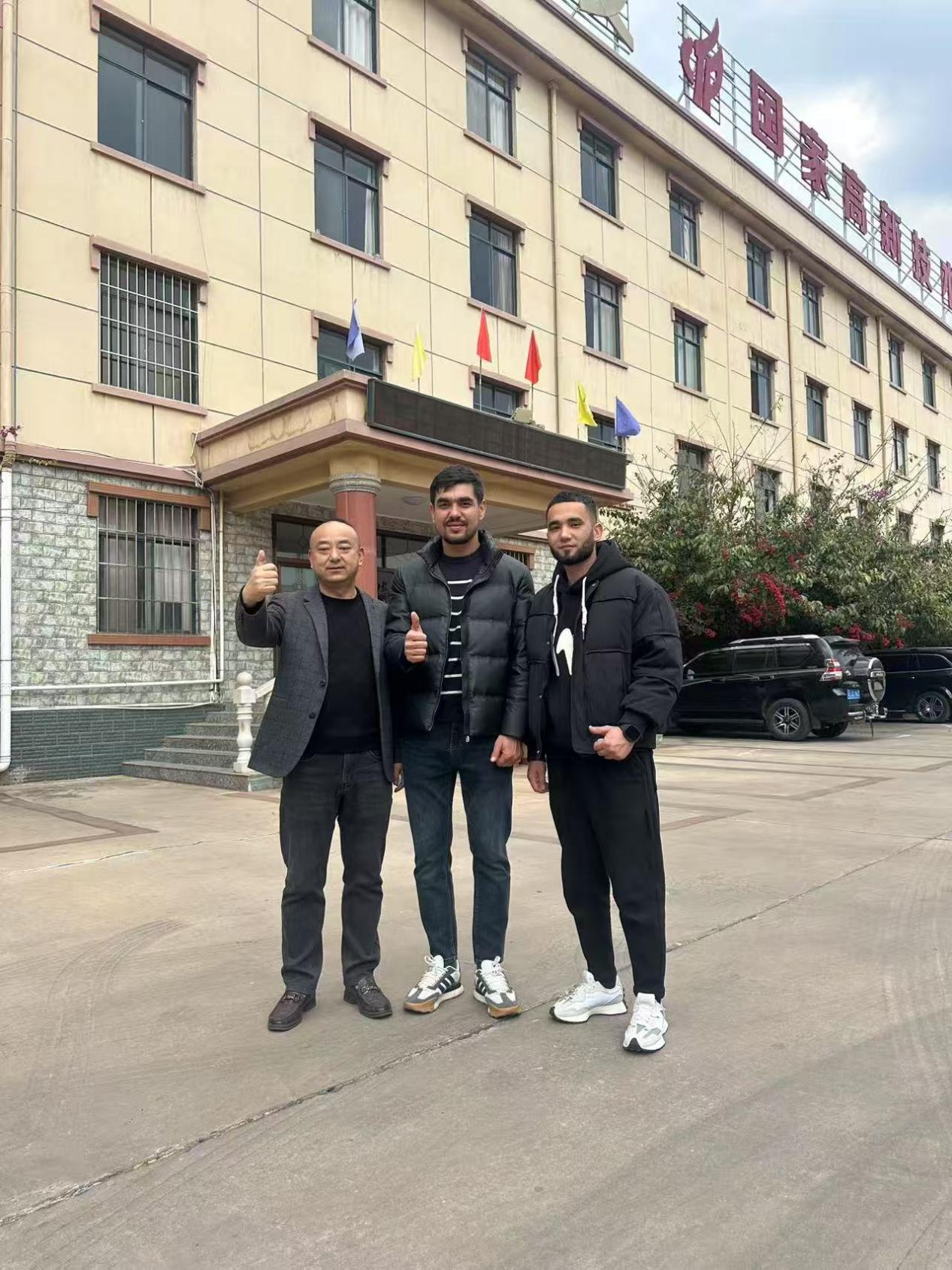 烏茲別克斯坦客商到云南聯(lián)發(fā)科技電源有限公司實(shí)地考察