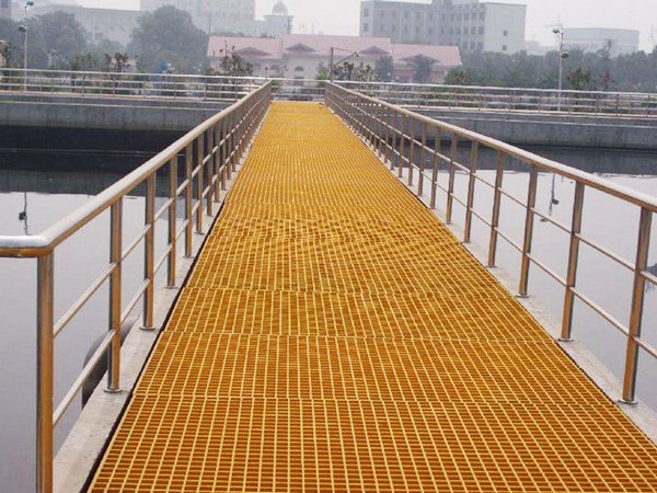 Fiberglass grating laying method