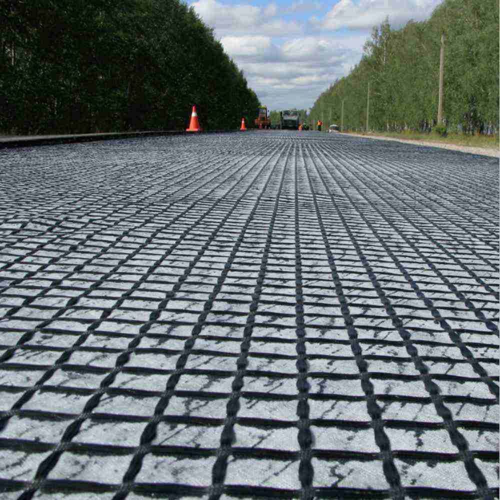 Las rejillas de poliéster para carreteras son un tipo de geosintético que se utiliza para fortalecer y estabilizar el suelo en carreteras y caminos. Estas rejillas están hechas de poliéster de alta resistencia, lo que les da una gran durabilidad y resiste